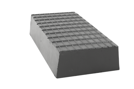 Nostokumi erityisesti sähköautojen turvalliseen nostamiseen matala- ja saksinostimilla.