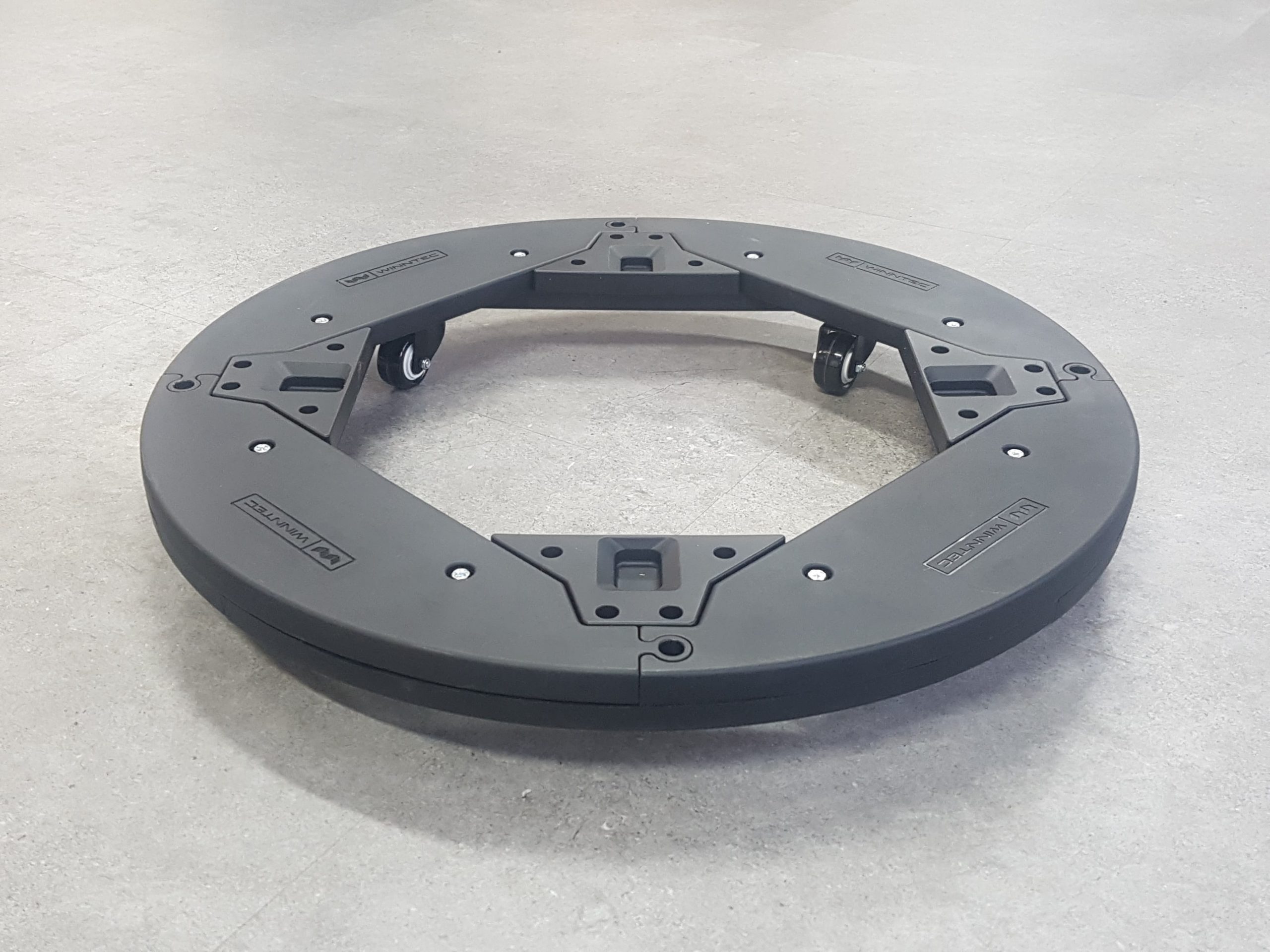 Erittäin tukeva ja kestävä rengasalusta renkaiden siirtelyyn.