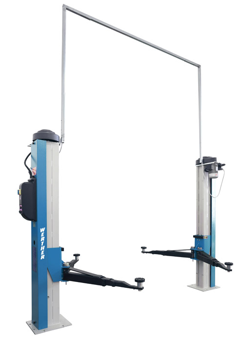 Sähkömekaaninen lattiavapaa 2-pilarinostin pitkillä nostokäpälillä. 2-pilarinostin toimitetaan Click System - pikanostopäillä, joiden ansiosta pystyt työskentelemään ergonomisesti ilman turhaa kumartelua ja nostopäiden ylös ruuvaamista.