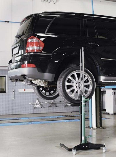 Pyöränostin on ergonominen ratkaisu helppoon ja turvalliseen henkilöauton renkaan asennukseen.