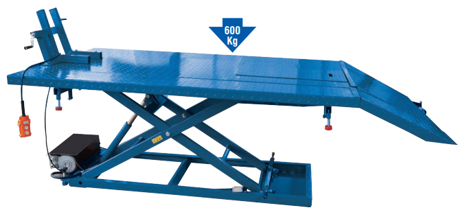 Kevyt saksirakenteinen sähköhydraulinen mönkijänostin / moottoripyöränostin.