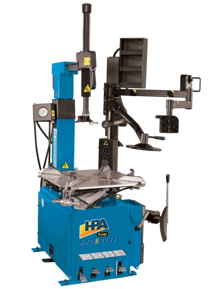 Tilaa säästävä rengaskone sivulle taittuvalla puomilla sekä uudistetulla asennuspäällä.