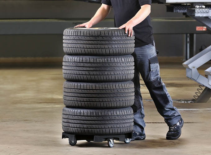 Fiksusti suunniteltu rengasalusta joka on pinottava, kestävä ja ennen kaikkea erittäin hyödyllinen rengassarjoja käsitellessä