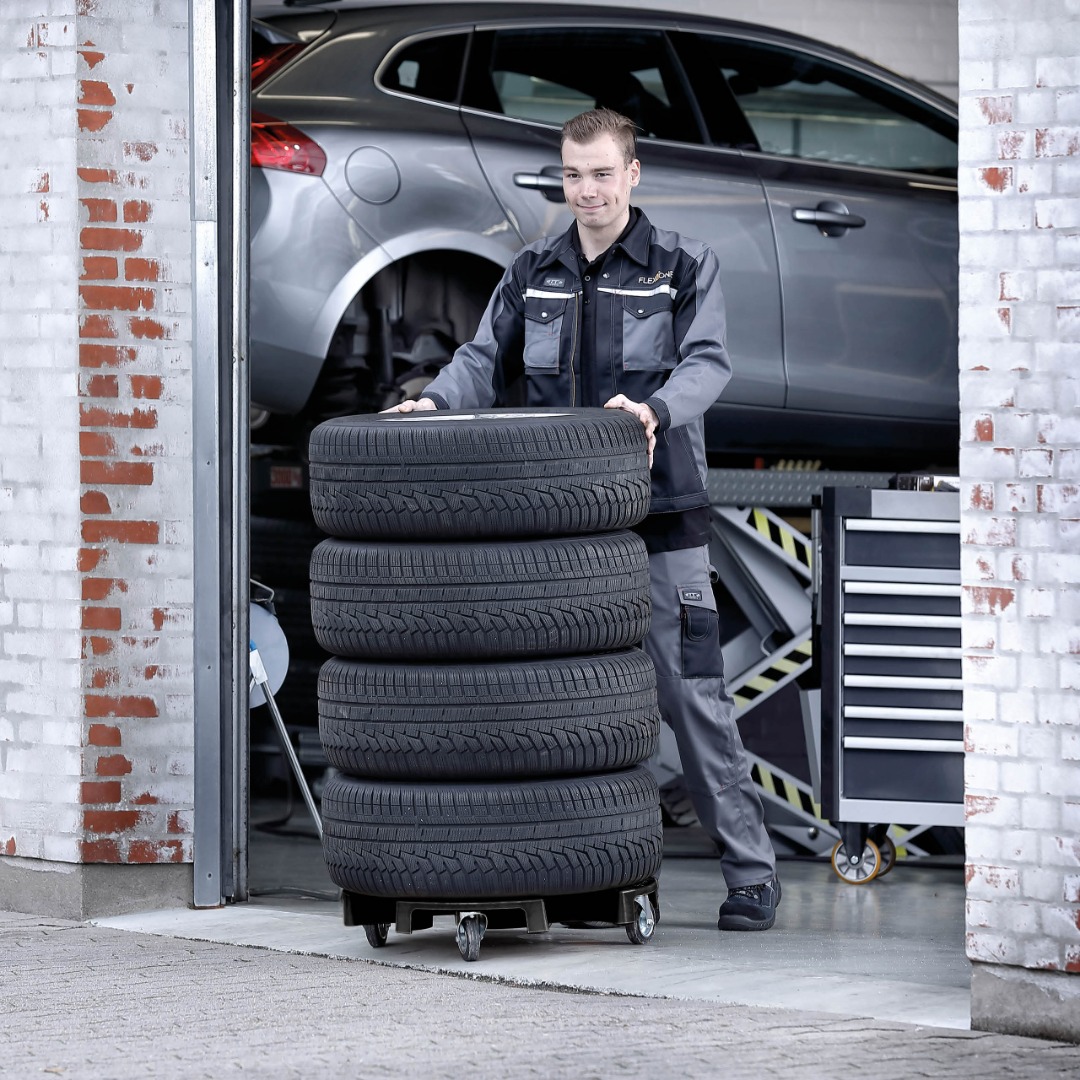 Fiksusti suunniteltu rengasalusta joka on pinottava, kestävä ja ennen kaikkea erittäin hyödyllinen rengassarjoja käsitellessä.