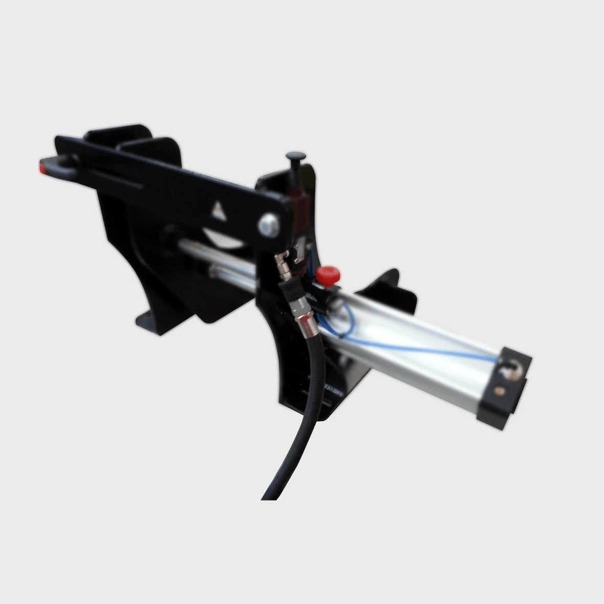 LV8 moottoripyöränostimiin lisävarusteeksi myytävä ilmaletkun liitäntäsarja.