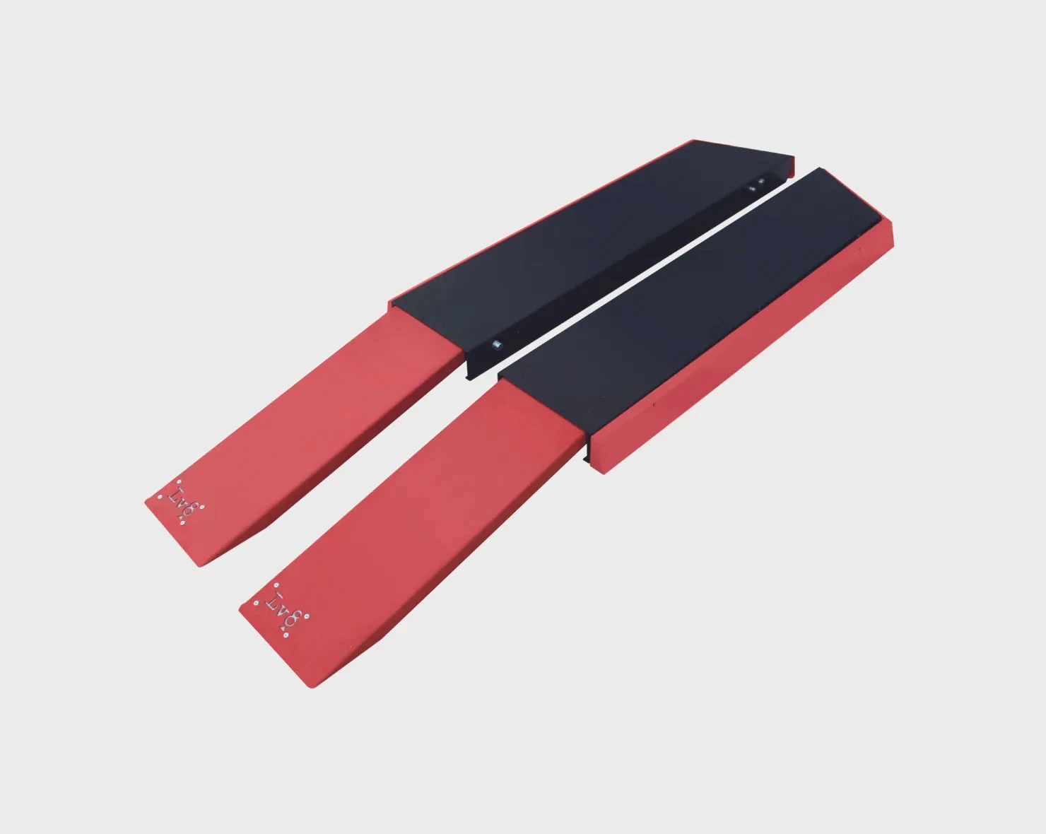 LV8 sivulaajennussarja kolmipyöräiselle ajoneuvolle, moottoripyöränostimiin lisävarsuteeksi.